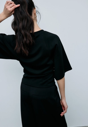 Футболка с короткими рукавами и мягкой на ощупь тканью- Заказать в России