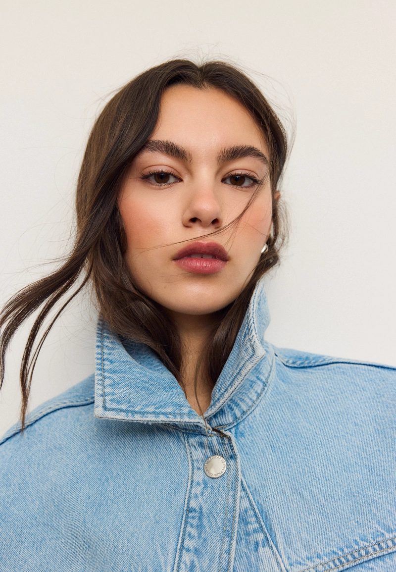 Джинсовая куртка с карманами