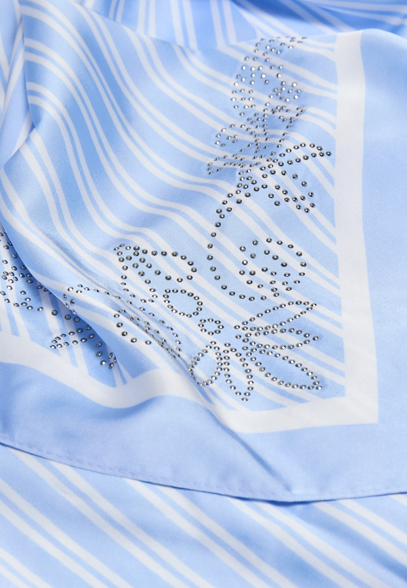 Платок в диагональную полоску с декоративными элементами