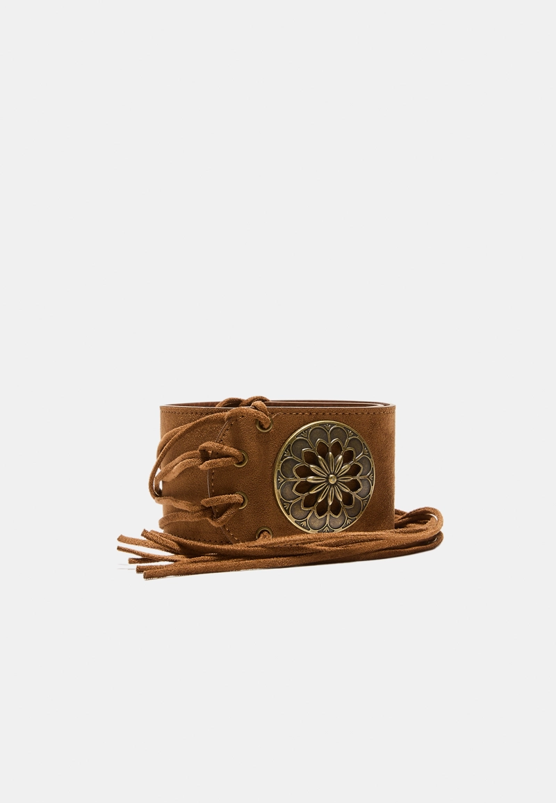 Широкий ремень с розетками и бахромой