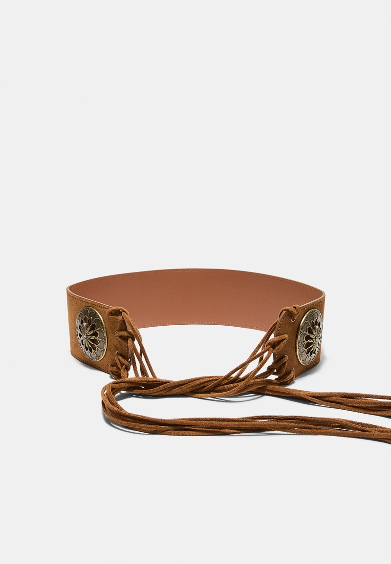 Широкий ремень с розетками и бахромой