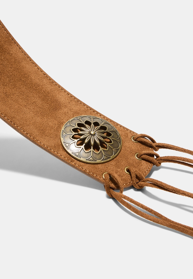 Широкий ремень с розетками и бахромой