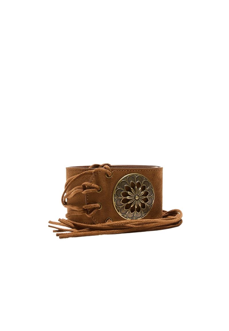 Широкий ремень с розетками и бахромой