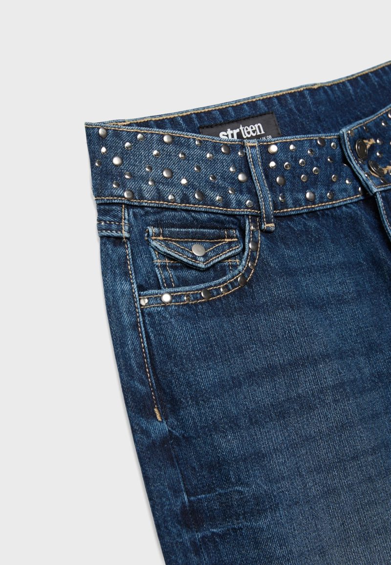 Прямые джинсы с заклепками на поясе