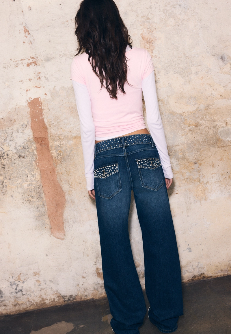 Прямые джинсы с заклепками на поясе