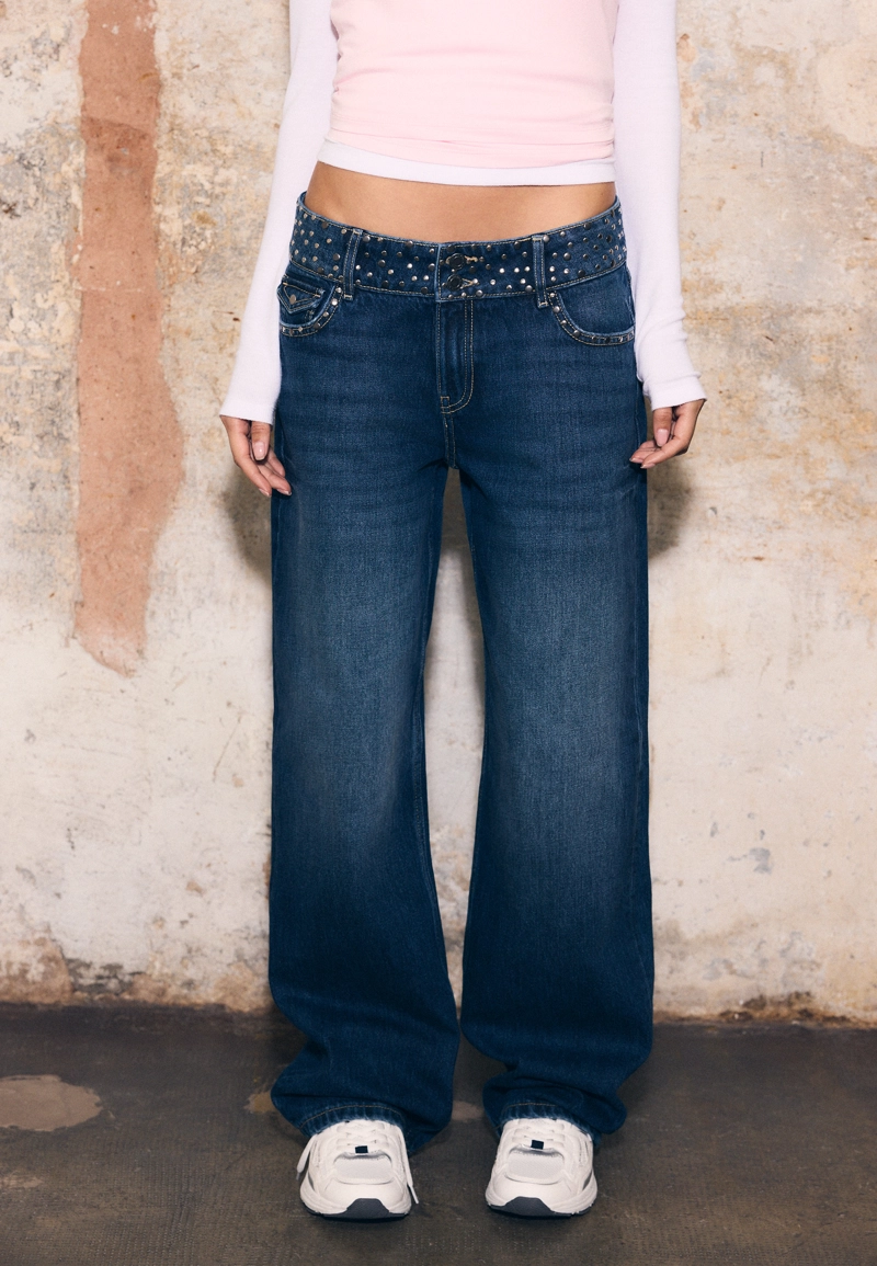 Прямые джинсы с заклепками на поясе