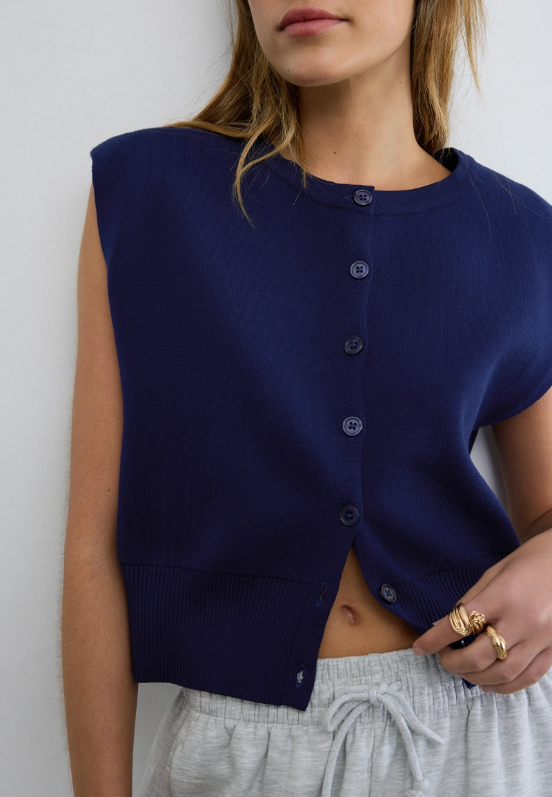 Вязаный жилет с подплечниками