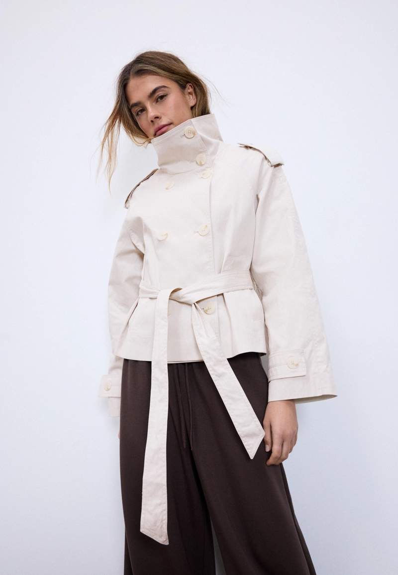 Тренч с высоким воротом и поясом