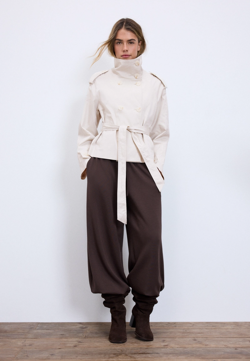 Тренч с высоким воротом и поясом