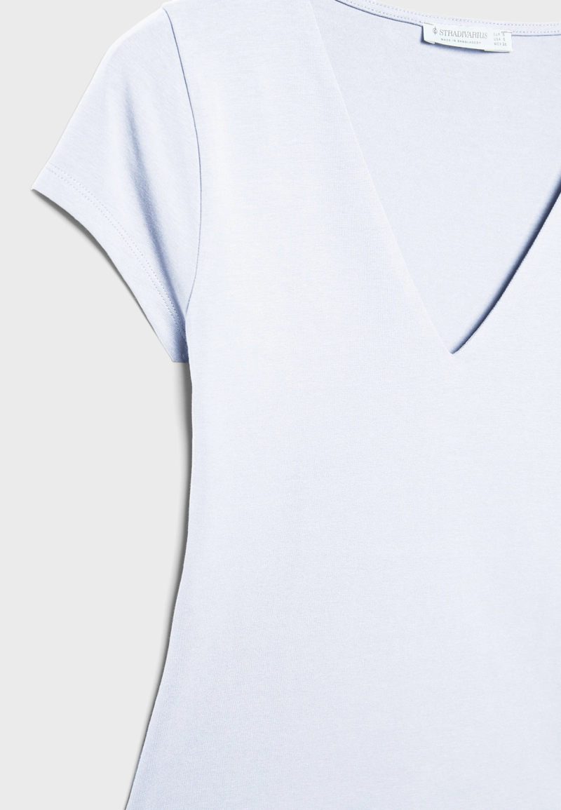 Футболка с короткими рукавами и V-образным вырезом