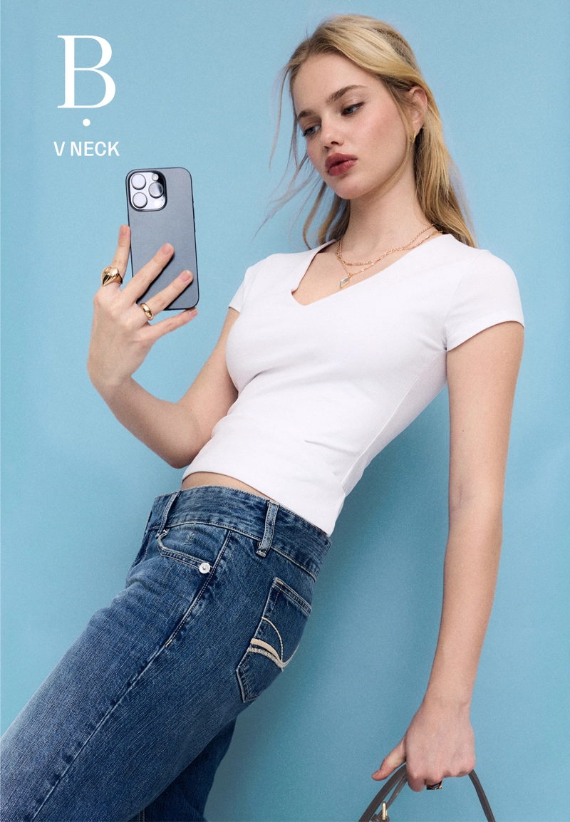 Футболка с короткими рукавами и V-образным вырезом