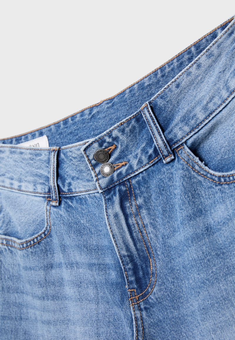 Прямые джинсы с двумя пуговицами