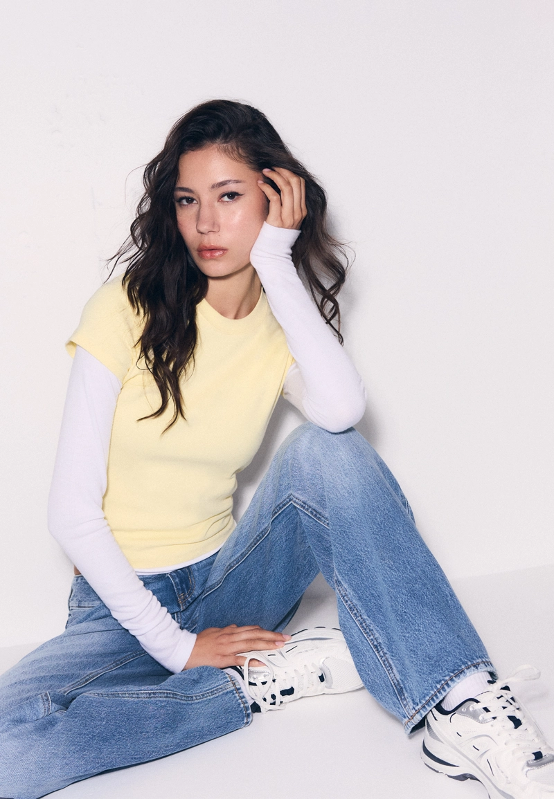 Прямые джинсы с двумя пуговицами