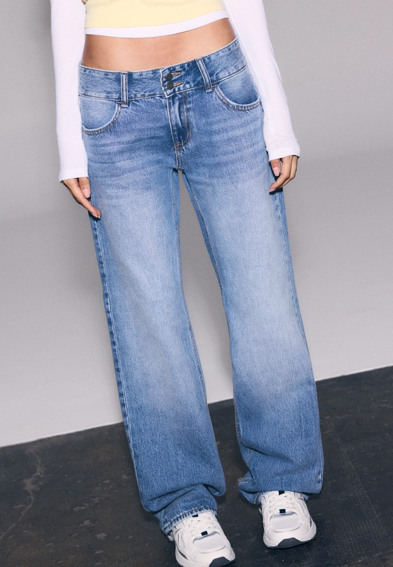 Прямые джинсы с двумя пуговицами