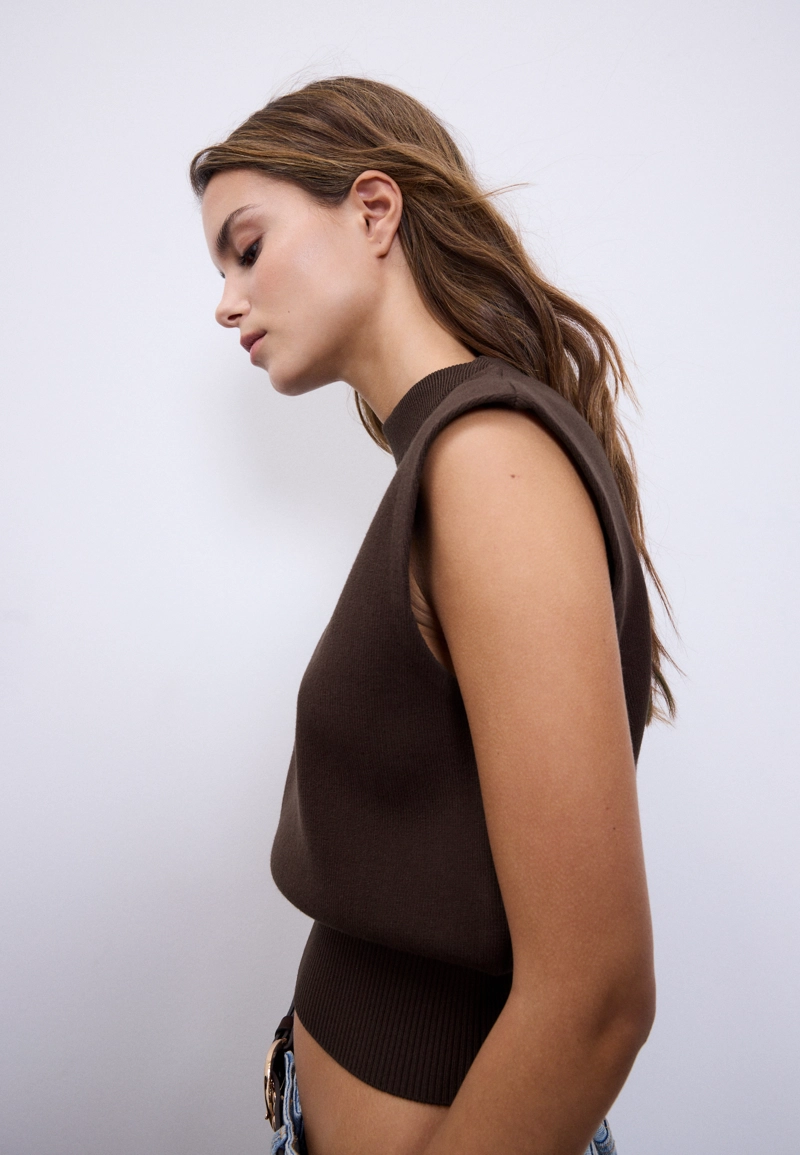 Вязаный топ с круглым вырезом