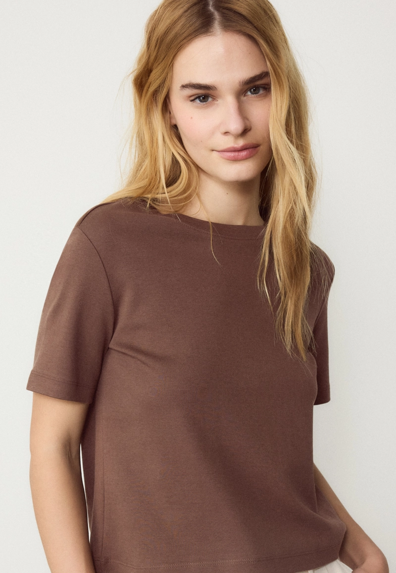 Базовая футболка классического кроя из плотного материала