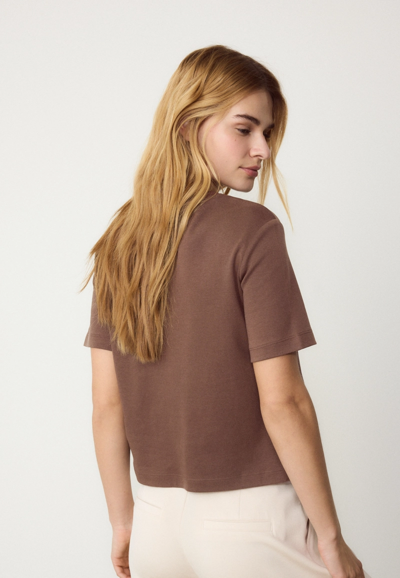 Базовая футболка классического кроя из плотного материала