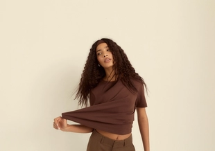 Базовая футболка классического кроя из плотного материала- Заказать в России