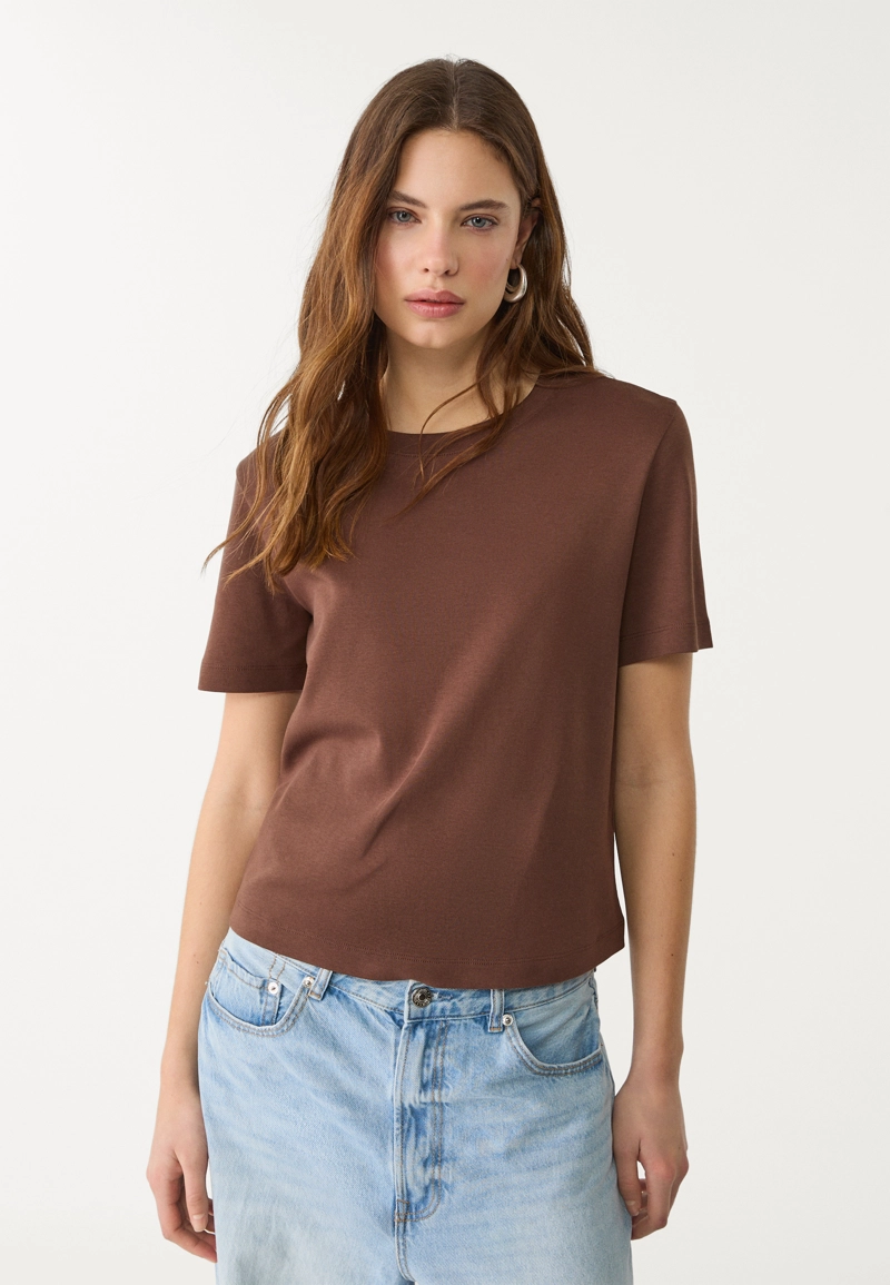 Базовая футболка классического кроя из плотного материала