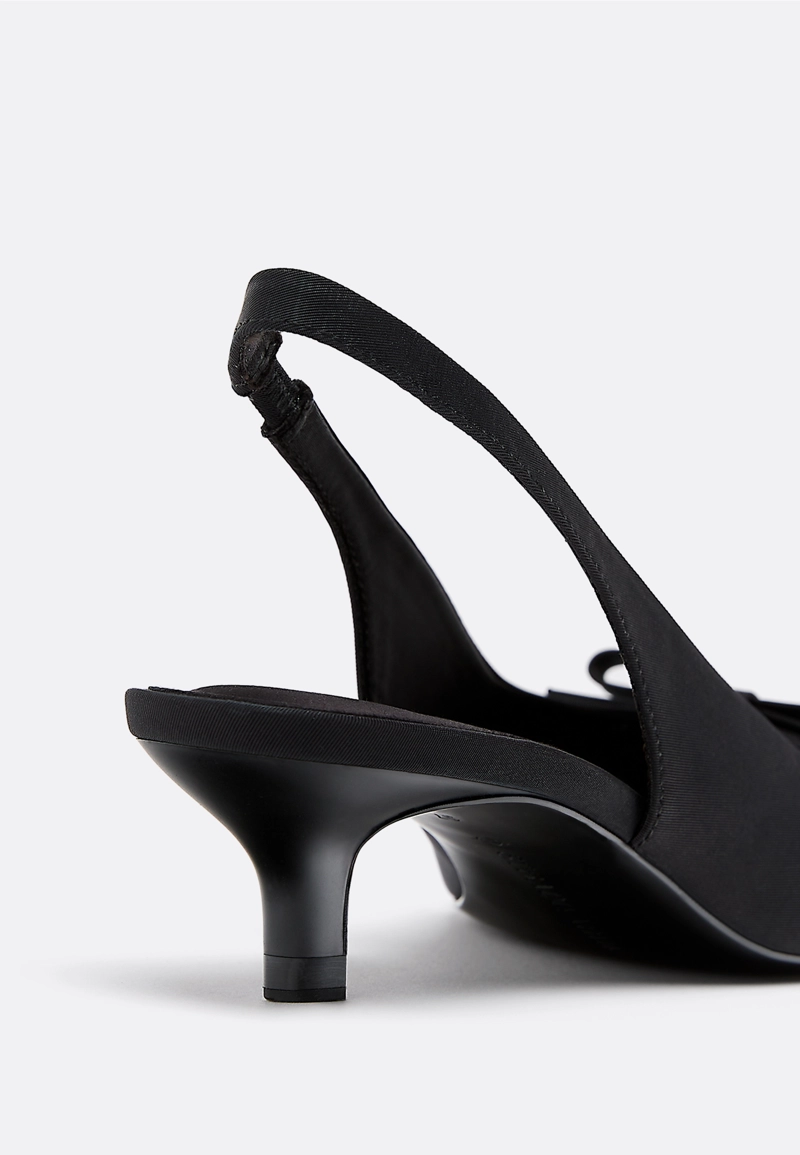 Туфли на среднем тонком каблуке с вырезами