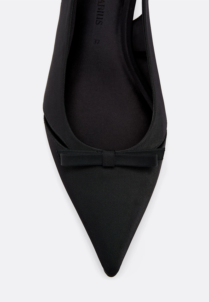 Туфли на среднем тонком каблуке с вырезами