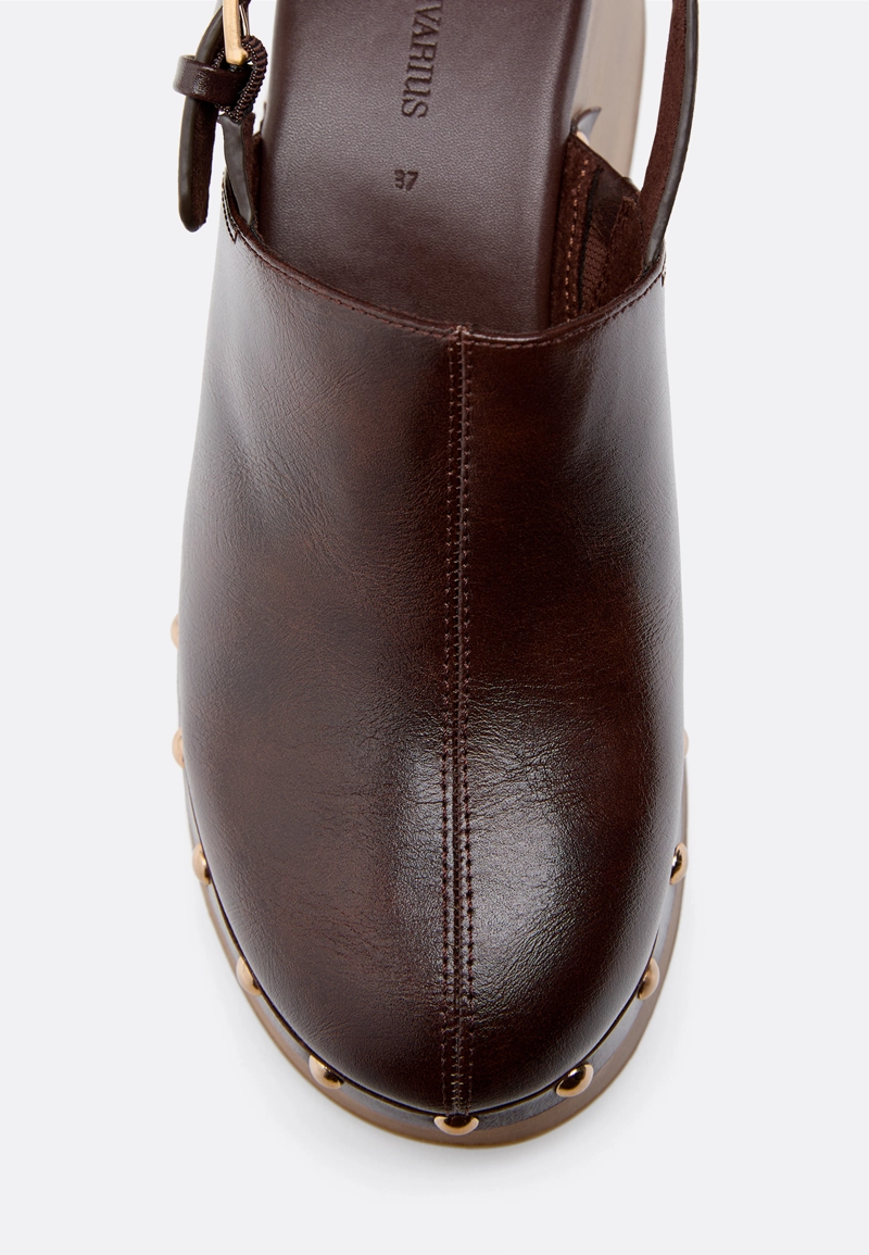 Сабо на платформе с заклепками