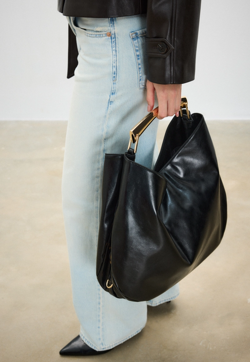 Сумка с металлической ручкой