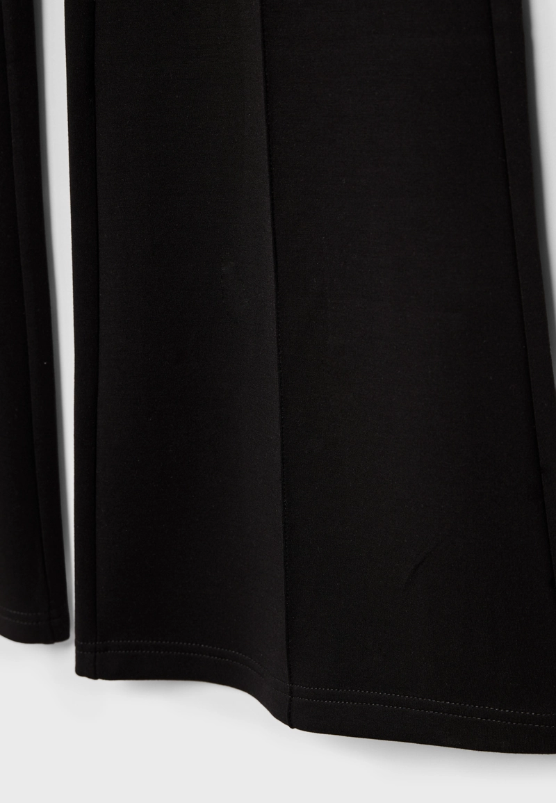 Брюки клеш с мягкой фактурой и отделкой