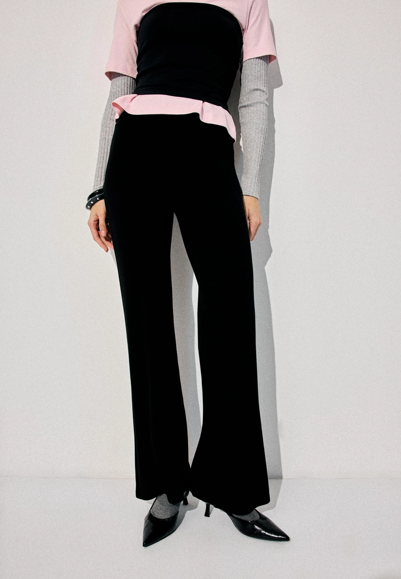 Брюки клеш с мягкой фактурой и отделкой