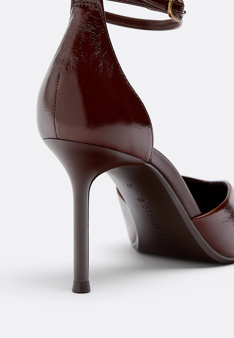 Кожаные туфли на каблуке