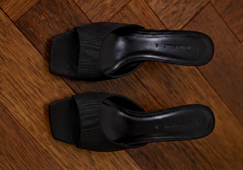 Босоножки-шлепанцы на каблуке