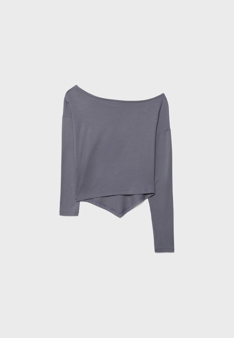 Футболка с шипами и острым подолом