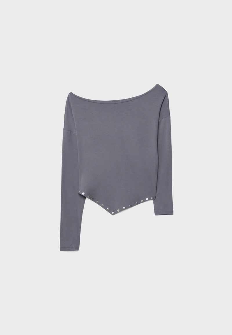 Футболка с шипами и острым подолом