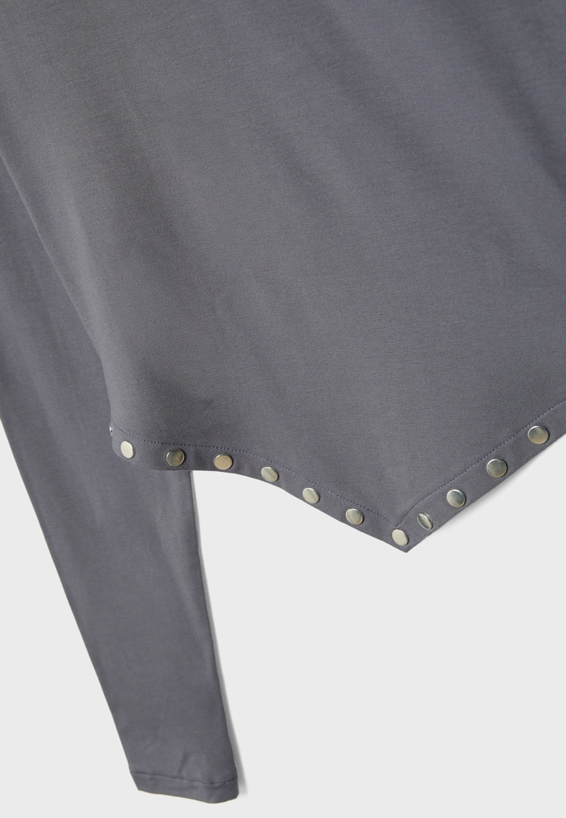 Футболка с шипами и острым подолом