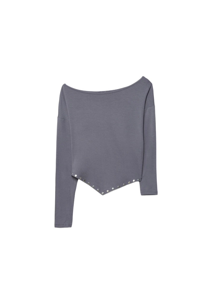 Футболка с шипами и острым подолом