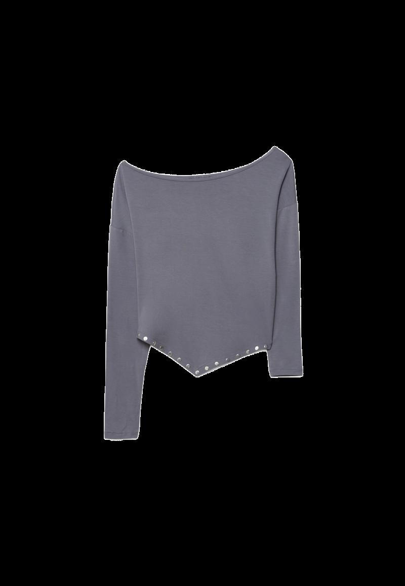 Футболка с шипами и острым подолом