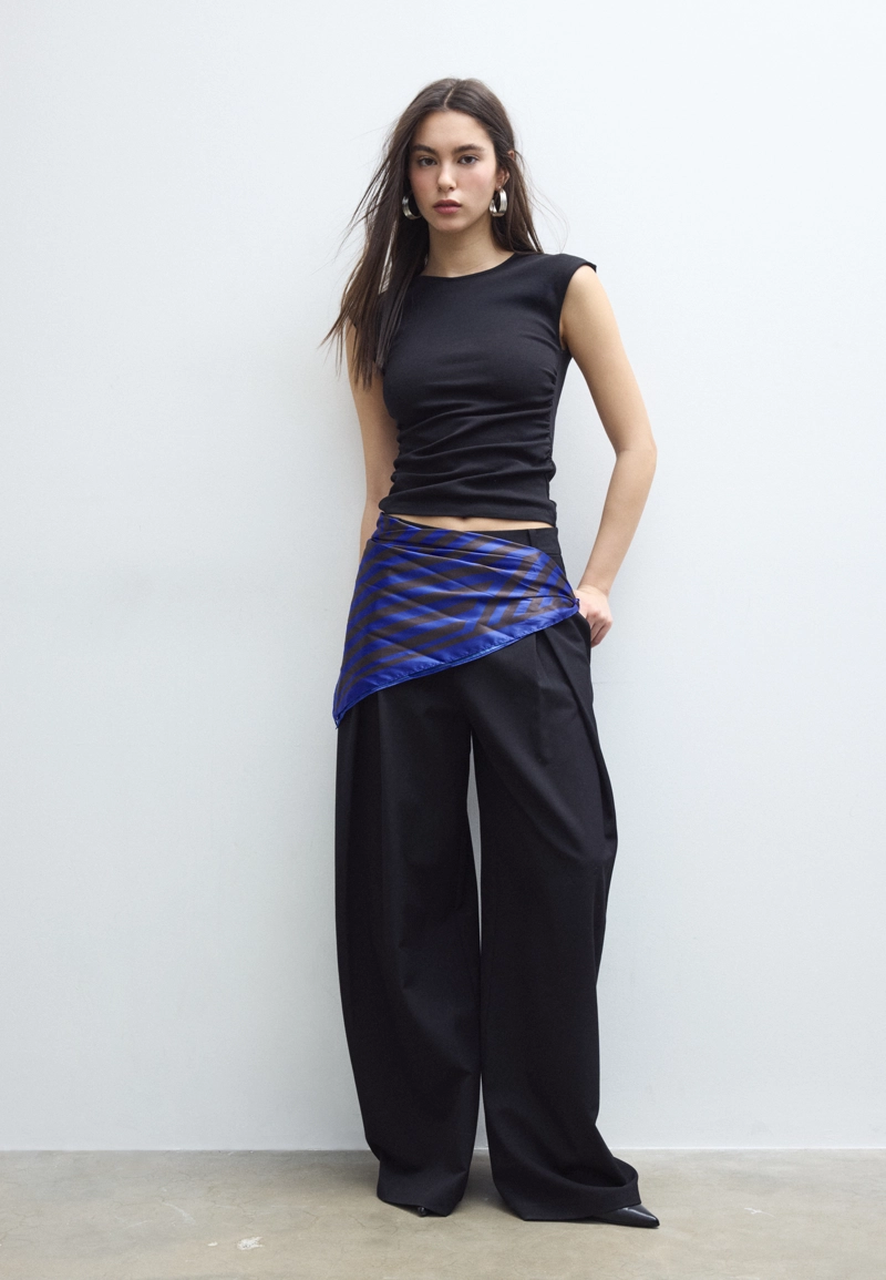 Базовая футболка облегающего кроя со сборками