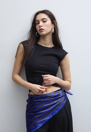 Базовая футболка облегающего кроя со сборками- Заказать в России