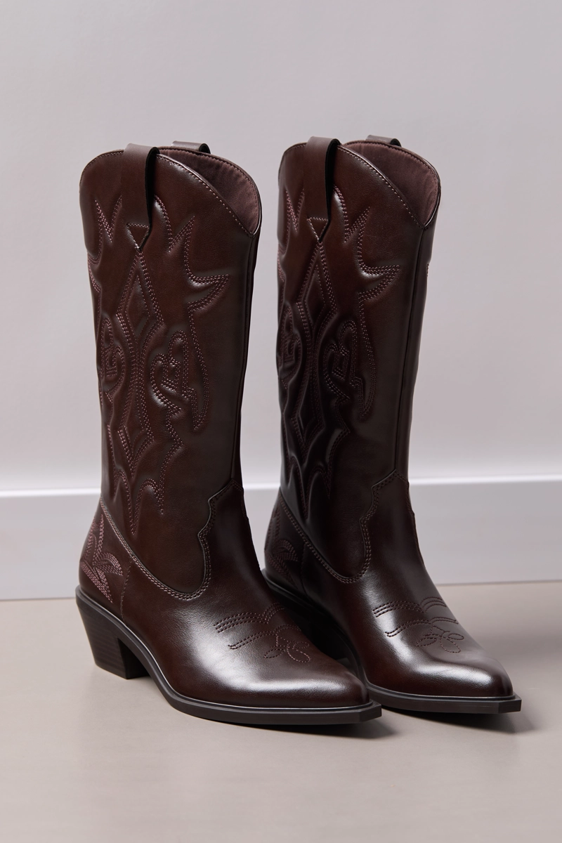 Ботинки в ковбойском стиле на каблуке