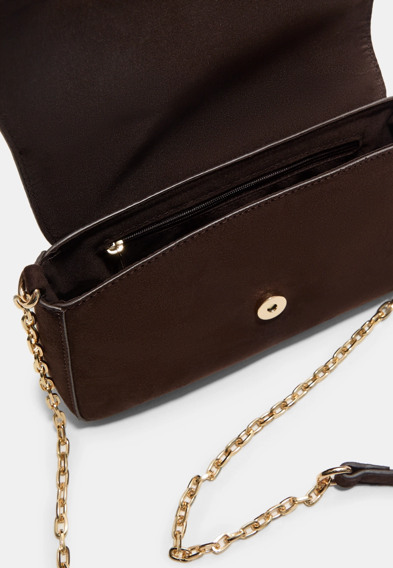 Сумка через плечо с необычной пряжкой