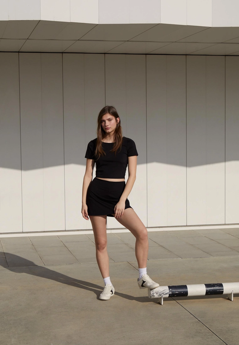 Короткая юбка-шорты в спортивном стиле