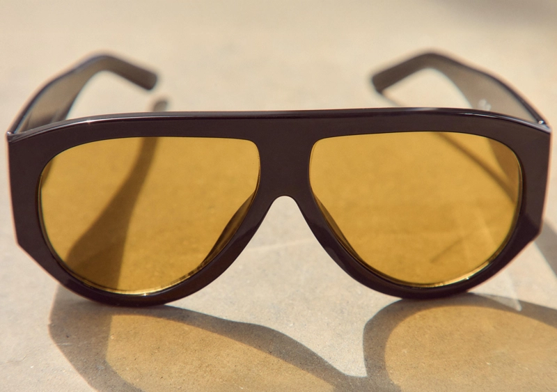 Солнцезащитные очки в пластиковой оправе