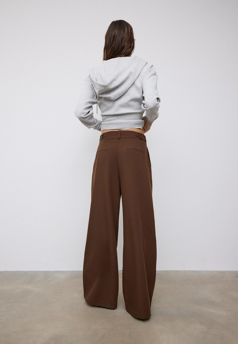 Регулируемые брюки очень широкого кроя