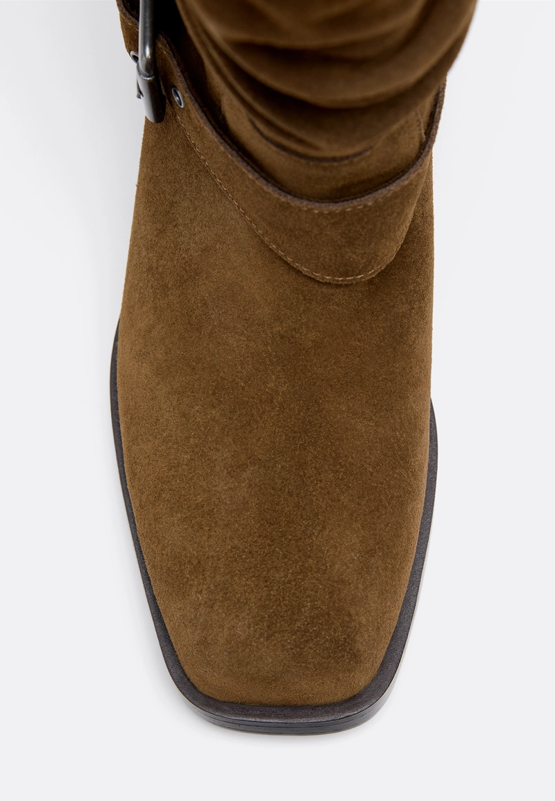 Кожаные ботильоны на плоской подошве с пряжками