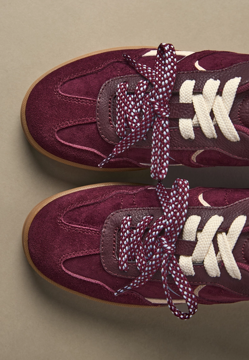 Повседневные кроссовки с двойными шнурками