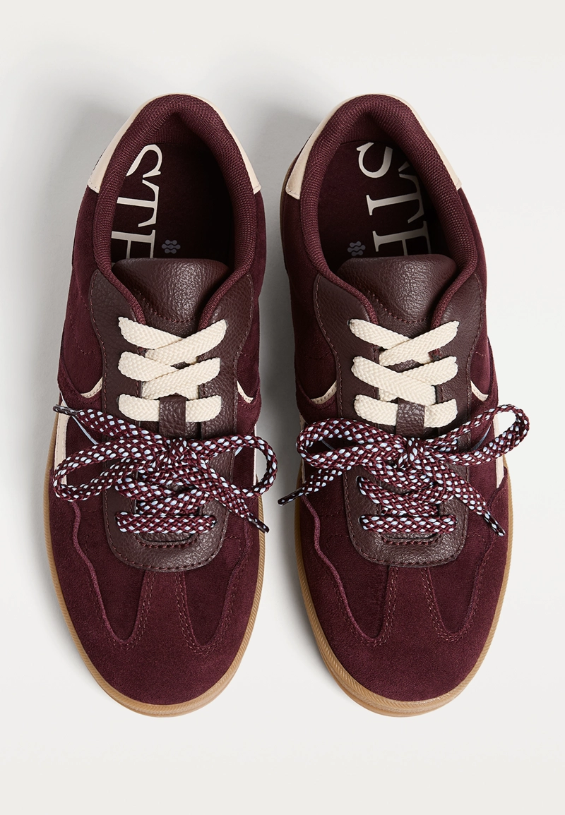 Повседневные кроссовки с двойными шнурками