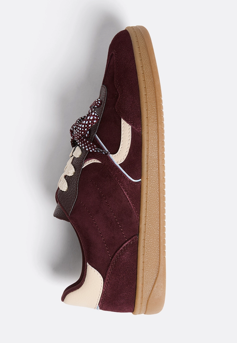 Повседневные кроссовки с двойными шнурками