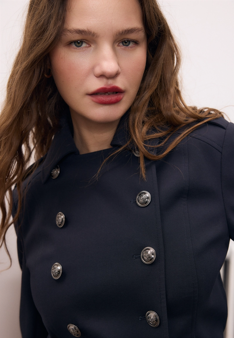 Приталенный пиджак с пуговицами с гравировкой