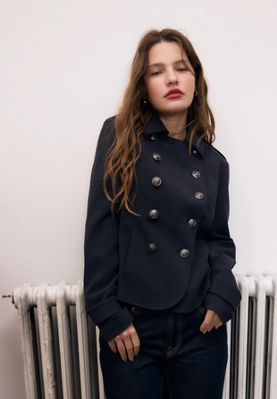 Приталенный пиджак с пуговицами с гравировкой- Заказать в России