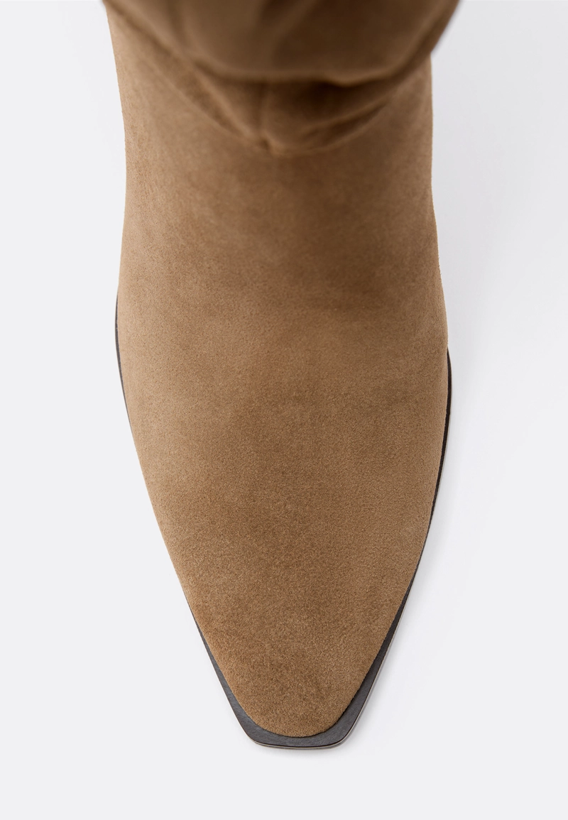 Высокие кожаные сапоги свободного кроя на каблуке